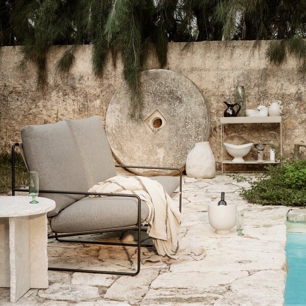 Záhradné kreslo Desert, Black / Dark Sand – Ferm Living