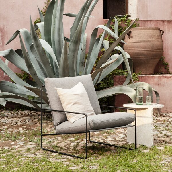 Záhradné kreslo Desert, Black / Dark Sand – Ferm Living