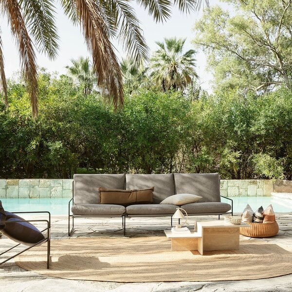 Záhradná pohovka Desert, Black / Dark Sand – Ferm Living