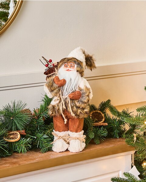 Dekoratívna figúrka hnedá a biela látka syntetický materiál vianočná dekorácia Santa Claus Mikuláš ozdoba