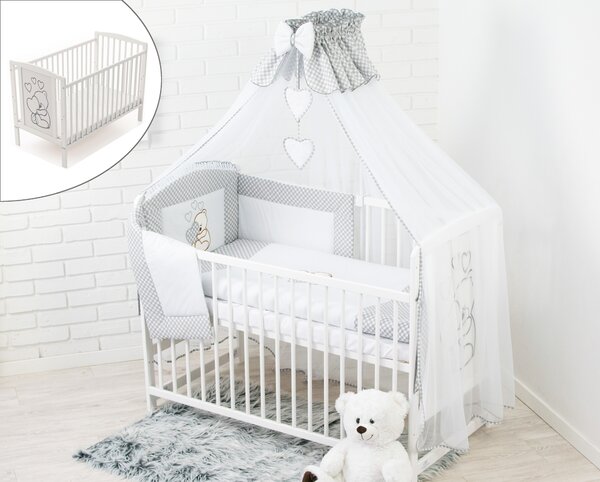 Sivá súprava: detská posteľná bielizeň s výšivkou + drevená postieľka 60x120 cm + doplnky – kompletná detská výbavička