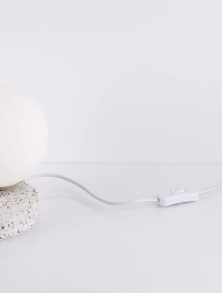 Dizajnová stolová lampa Beson – Sivá
