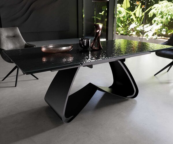DELIFE Jedálenský stôl Edge 200-300x100 reliéfne sklo dymovo čierna 3D dizajn podstava v tvare W čierna rozkladací