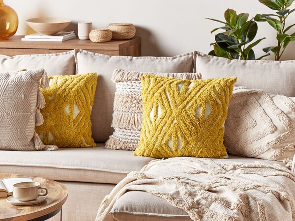 Sada 2 dekoratívnych vankúšov žltá bavlnená 45 x 45 cm s geometrickým vzorom vyšívaný snímateľný poťah s výplňou boho dizajn
