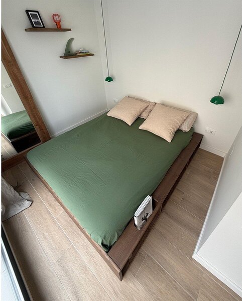 Hnedá dvojlôžková posteľ z borovicového dreva s roštom 180x200 cm Ziggy – Karup Design