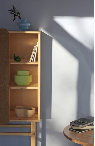 Knižnica z borovicového dreva s nástenkou Karup Design Slide