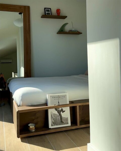 Hnedá dvojlôžková posteľ z borovicového dreva s roštom 180x200 cm Ziggy – Karup Design