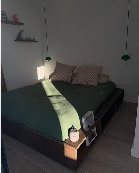 Hnedá dvojlôžková posteľ z borovicového dreva s roštom 180x200 cm Ziggy – Karup Design