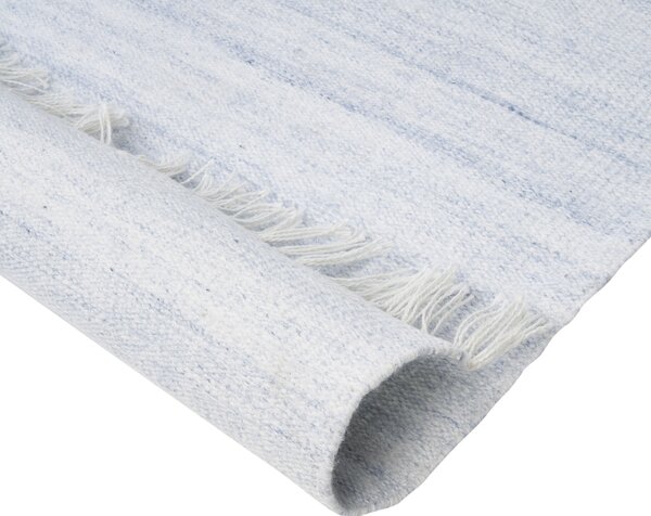 Koberec svetlomodrý recyklovaný syntetický materiál 80 x 150 cm so strapcami interiér exteriér
