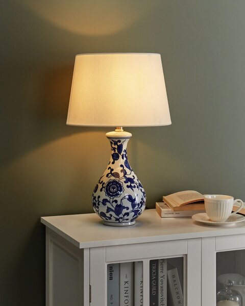 Stolná lampa biela a modrá porcelánový podstavec ľanové tienidlo kvetovaný vzor štýlové svietidlo