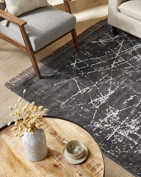 Koberec tmavosivý viskóza a bavlna 140 x 200 cm so strapcami moderný glamour štýl