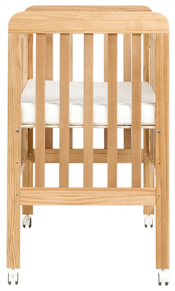 Detská postieľka svetlohnedá borovicové drevo 60 x 120 cm nastaviteľná výška štandardná veľkosť s kolieskami minimalistický štýl detská izba
