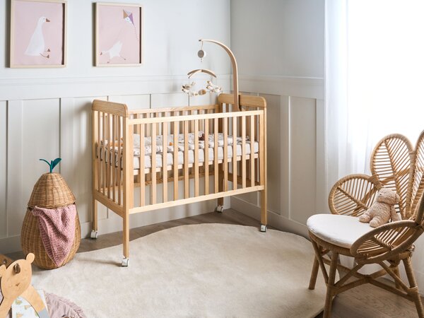 Detská postieľka svetlohnedá borovicové drevo 60 x 120 cm nastaviteľná výška štandardná veľkosť s kolieskami minimalistický štýl detská izba