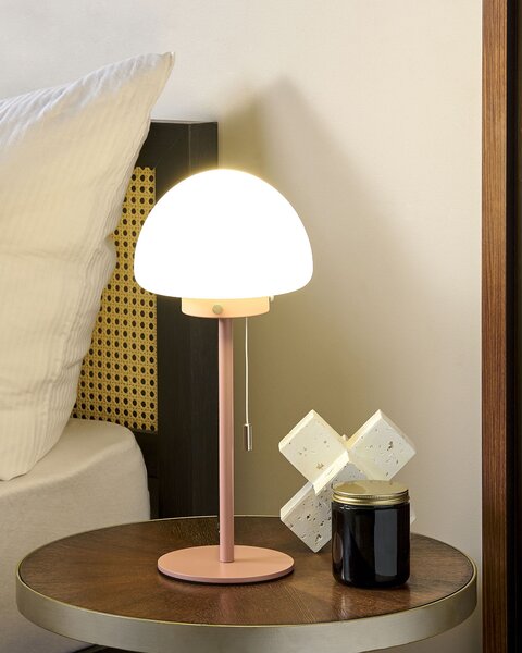 Stolná lampa ružový kovový podstavec biele sklenené tienidlo vypínač na šnúrke minimalistický štýl kancelária