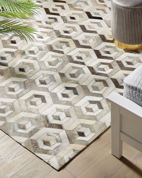 Obdĺžnikový koberec béžová a hnedá hovädzia koža 140 x 200 cm patchwork geometrický vzor retro