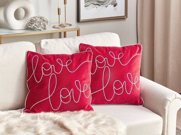 Sada 2 dekoratívnych vankúšov červená zamat bavlna 45 x 45 cm štvorcový ručná výroba vyšívaný romantický nápis love odnímateľný poťah