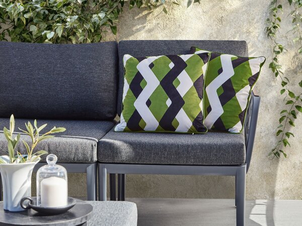 Sada 2 vonkajších dekoratívnych vankúšov viacfarebná polyester 45 x 45 cm geometrický vzor záhradné doplnky