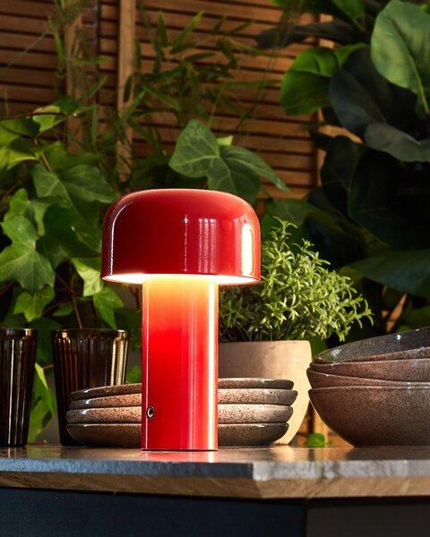 Stolná lampa červená železo s dotykovým vypínačom nabíjanie cez USB kábel bezdrôtová moderný štýl interiér exteriér