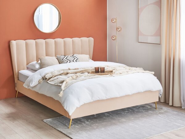 Posteľ béžová zamatové čalúnenie 160 x 200 cm zlaté kovové nohy prešívané čelo s USB portom moderný glamour štýl spálňa