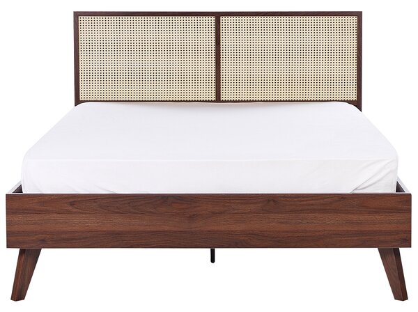 Posteľ tmavé drevo ratanové čelo 140 x 200 cm MDF rám s roštom minimalistický boho dizajn spálňa