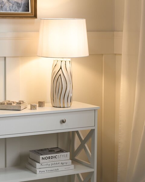 Stolná lampa biela keramický podstavec ľanové tienidlo elegantný moderný glamour štýl obývacia izba spálňa