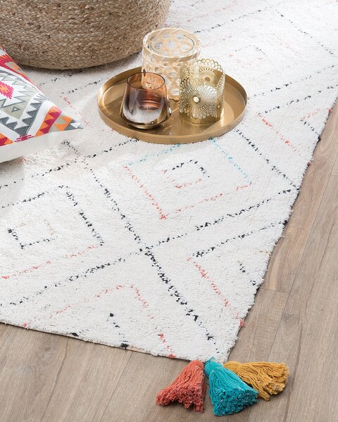 Koberec biely viacfarebný bavlna 80 x 150 cm obdĺžnikový tvar geometrický vzor so strapcami moderný boho štýl obývačka spálňa