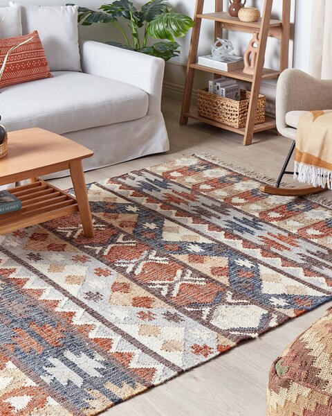 Koberec viacfarebný jutový 140 x 200 cm obdĺžnikový geometrický vzor so strapcami ručne tkaný boho štýl obývacia izba spálňa