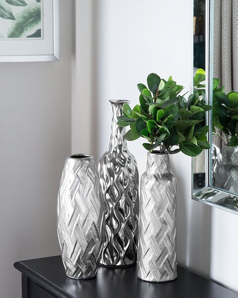 Váza na kvety strieborná kameninová 33 cm v tvare fľaše moderný glamour dizajn