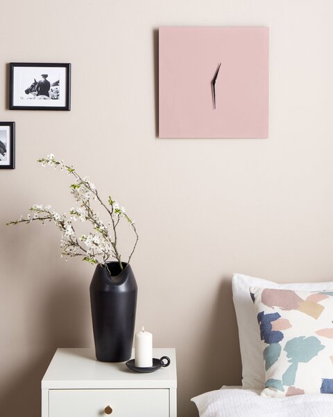 Nástenné hodiny ružové železný rám 40 x 40 cm maľovaný povrch štvorcový tvar minimalistický dizajn moderný štýl dekorácie obývačka spálňa