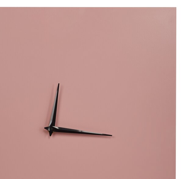 Nástenné hodiny ružové železný rám 40 x 40 cm maľovaný povrch štvorcový tvar minimalistický dizajn moderný štýl dekorácie obývačka spálňa