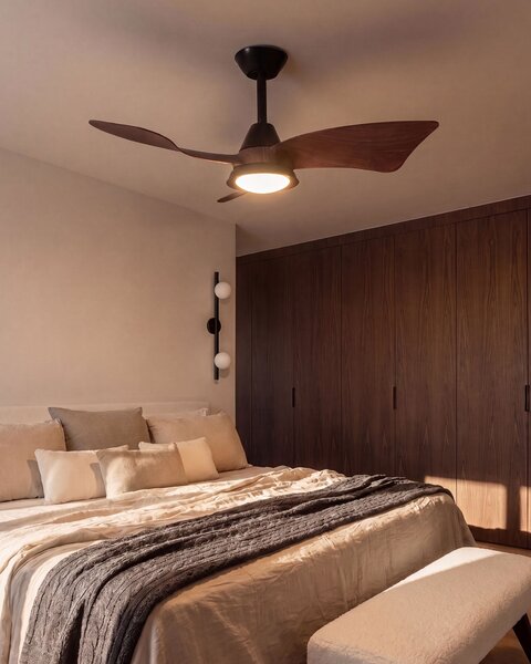 Stropný ventilátor s LED čierna železná základňa plastové lopatky s efektom dreva časovač 3 teplotné režimy diaľkové ovládanie