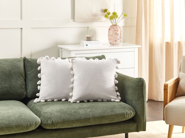 Sada 2 dekoratívnych vankúšov biela polyester 45 x 45 cm bez vzoru s brmbolcami ručne vyrobené moderný štýl doplnky