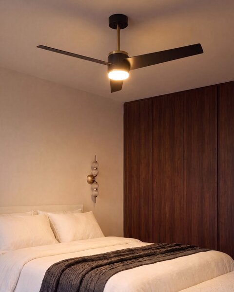 Stropný ventilátor s LED svetlom čierny kovová základňa plastové lopatky časovač 3 teplotné režimy diaľkové ovládanie