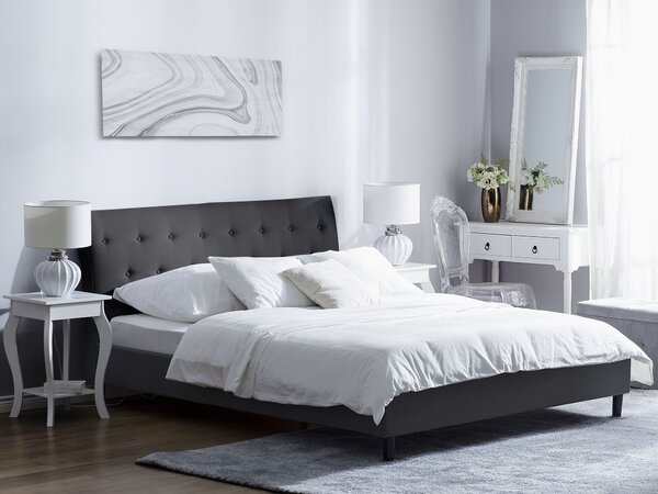 Posteľ tmavosivá látkové čalúnenie 180 x 200 cm prešívané čelo s gombíkmi v štýle Chesterfield lamelový rošt drevené nohy moderný štýl spálňa