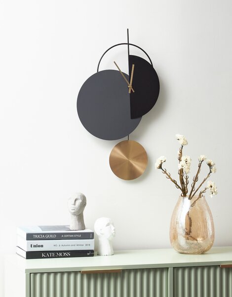 Nástenné hodiny sivá čierna oceľ kov 32 x 60 cm dizajn bez čísel s kyvadlom moderný minimalistický štýl obývacia izba doplnky