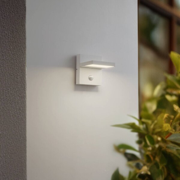 Lucande LED vonkajšie nástenné svietidlo Silvan, biele, senzor, IP54, 16cm, Biela / opálová, Hliník, Moderný, Nástenné svietidlo