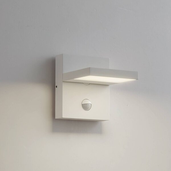 Lucande LED vonkajšie nástenné svietidlo Silvan, biele, senzor, IP54, 16cm, Biela / opálová, Hliník, Moderný, Nástenné svietidlo