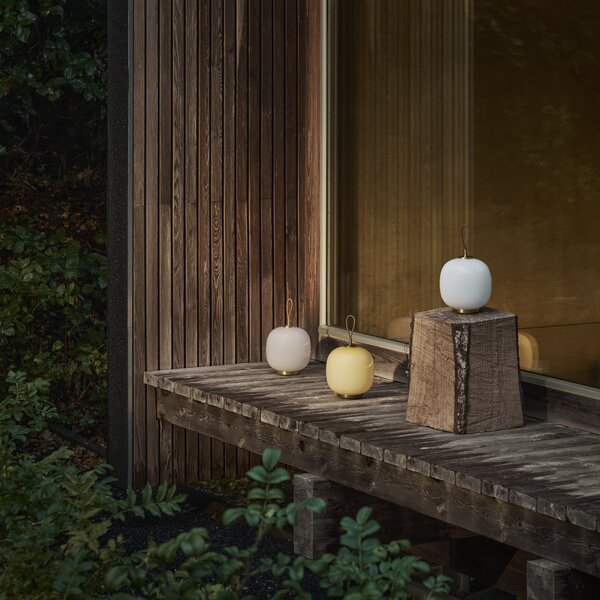 LOUIS POULSEN Prenosná lampa VL 45 Radiohus, Brass / White Opal