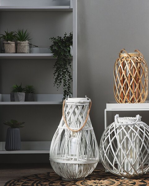 Lampáš biely bambusové drevo 77 cm izbový vonkajší so skleneným držiakom na sviečku škandinávsky boho