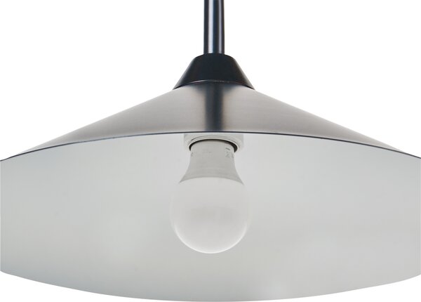 Stojaca lampa čierna kovové tienidlo a podstavec moderný štýl obývacia izba spálňa