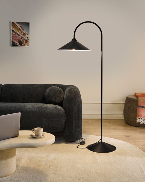 Stojaca lampa čierna kovové tienidlo a podstavec moderný štýl obývacia izba spálňa