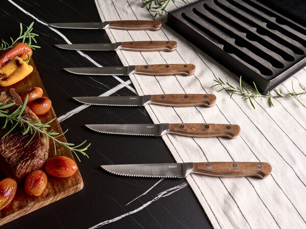 Sada 6 steakových nožov hnedá nerezová oceľ s elegantnou krabičkou nože na mäso zúbkované čepele tradičný dizajn doplnky kuchyňa