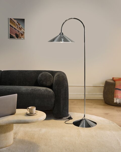 Stojaca lampa strieborná kovové tienidlo a podstavec moderný štýl obývacia izba spálňa