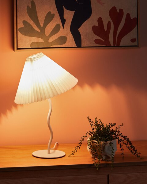 Stolná lampa biely kovový podstavec skladané biele tienidlo moderný minimalistický dizajn obývačka spálňa