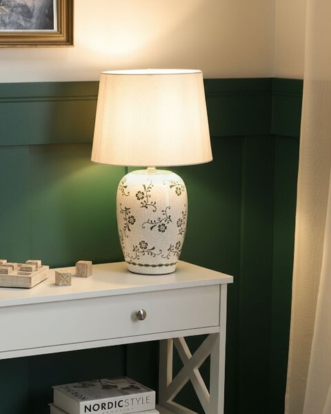 Stolná lampa biela keramický podstavec s kvetinovým motívom ľanové tienidlo cottage štýl obývacia izba spálňa