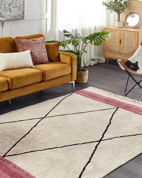 Koberec béžový a ružový bavlnený 140 x 200 cm obdĺžnikový so strapcami geometrický vzor boho štýl