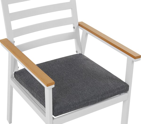 Vonkajšia jedálenská zostava z bieleho hliníka okrúhly stôl pre 4 osoby 105 cm 4 stoličky so sivými podsedákmi