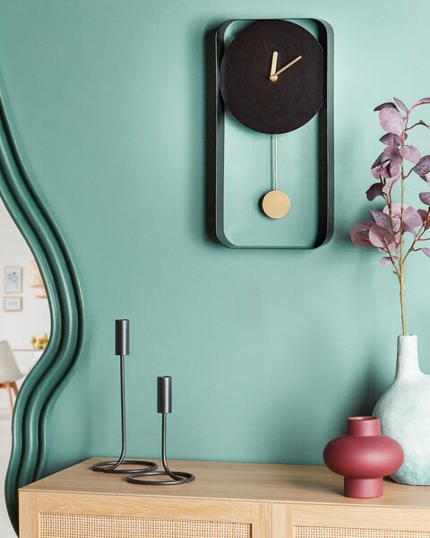 Nástenné hodiny čierna oceľ kov 21 x 40 cm dizajn bez čísel s kyvadlom moderný minimalistický štýl obývacia izba doplnky