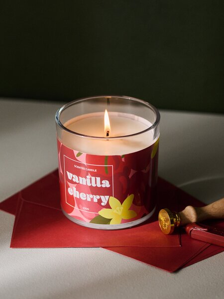 Sinsay - Voňavá sviečka Vanilla Cherry - lilavá
