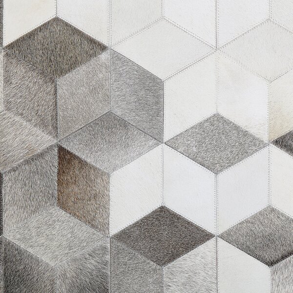 Koberec sivá biela béžová hovädzia koža 140 x 200 cm geometrický patchworkový vzor ručná výroba obdĺžnikový tvar moderný štýl obývačka spálňa